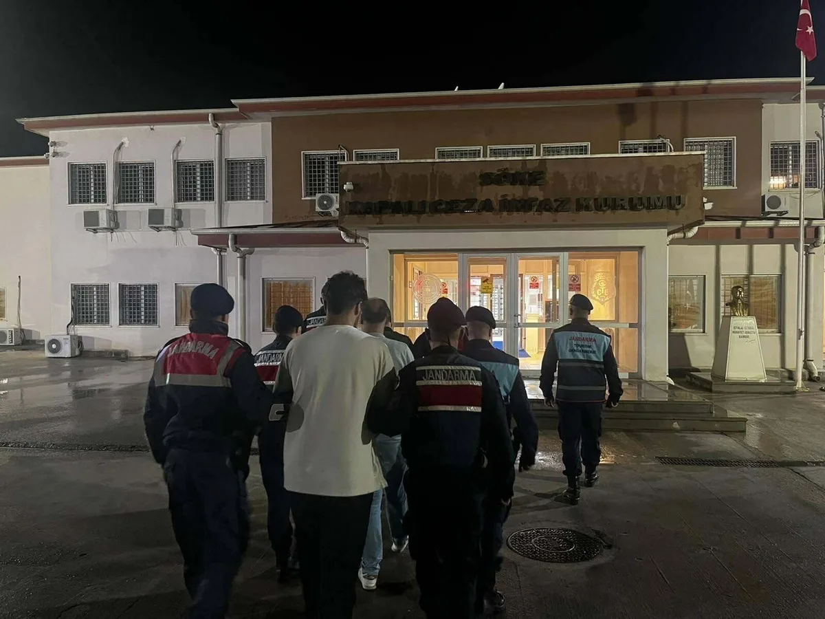 Aydın Didim'de sahte pasaportlu 8 kaçak göçmen ile otel sahibi ve çalışanı tutuklandı