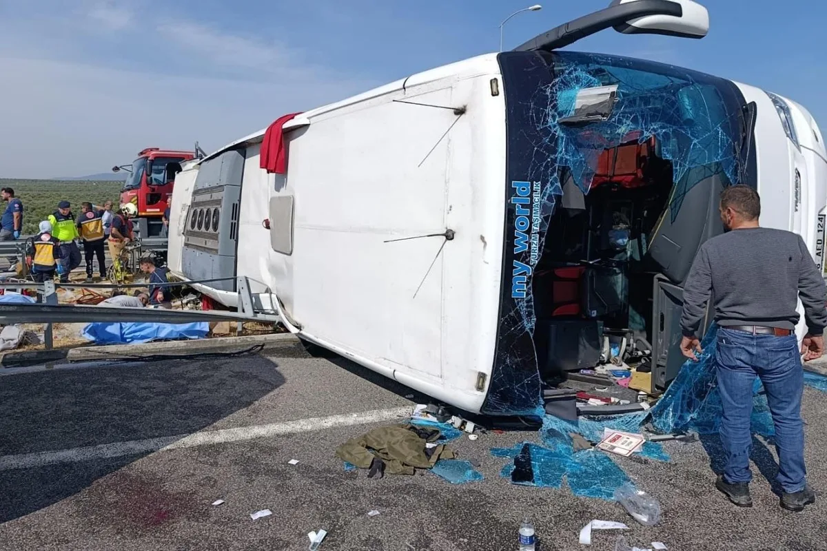 Manisa'da tır ile yolcu otobüsü çarpıştı! Çok sayıda ölü ve yaralı var