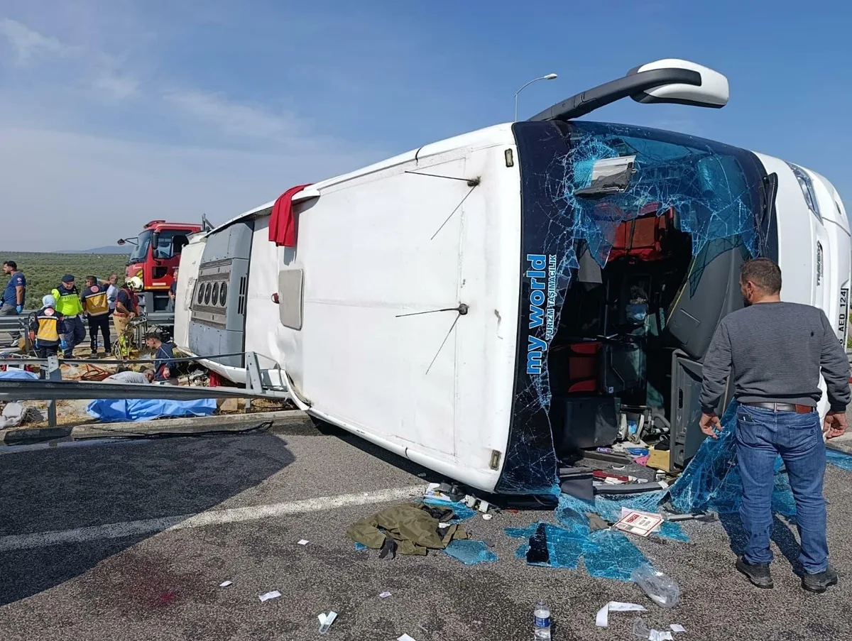 Manisa Akhisar'da tur otobüsü ile TIR çarpıştı, 11 kişi öldü, 27 kişi yaralandı