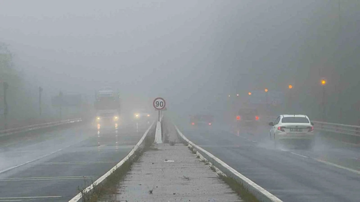Bolu Dağı'nda sis görüş mesafesini yer yer 20 metreye düşürdü, sürücüler zorlanıyor