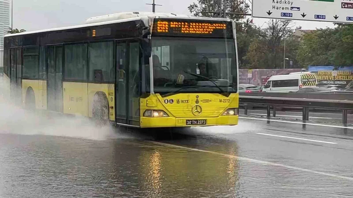 İstanbul'da üç gündür süren sağanak Anadolu Yakası'nda yer yer etkisini koruyor