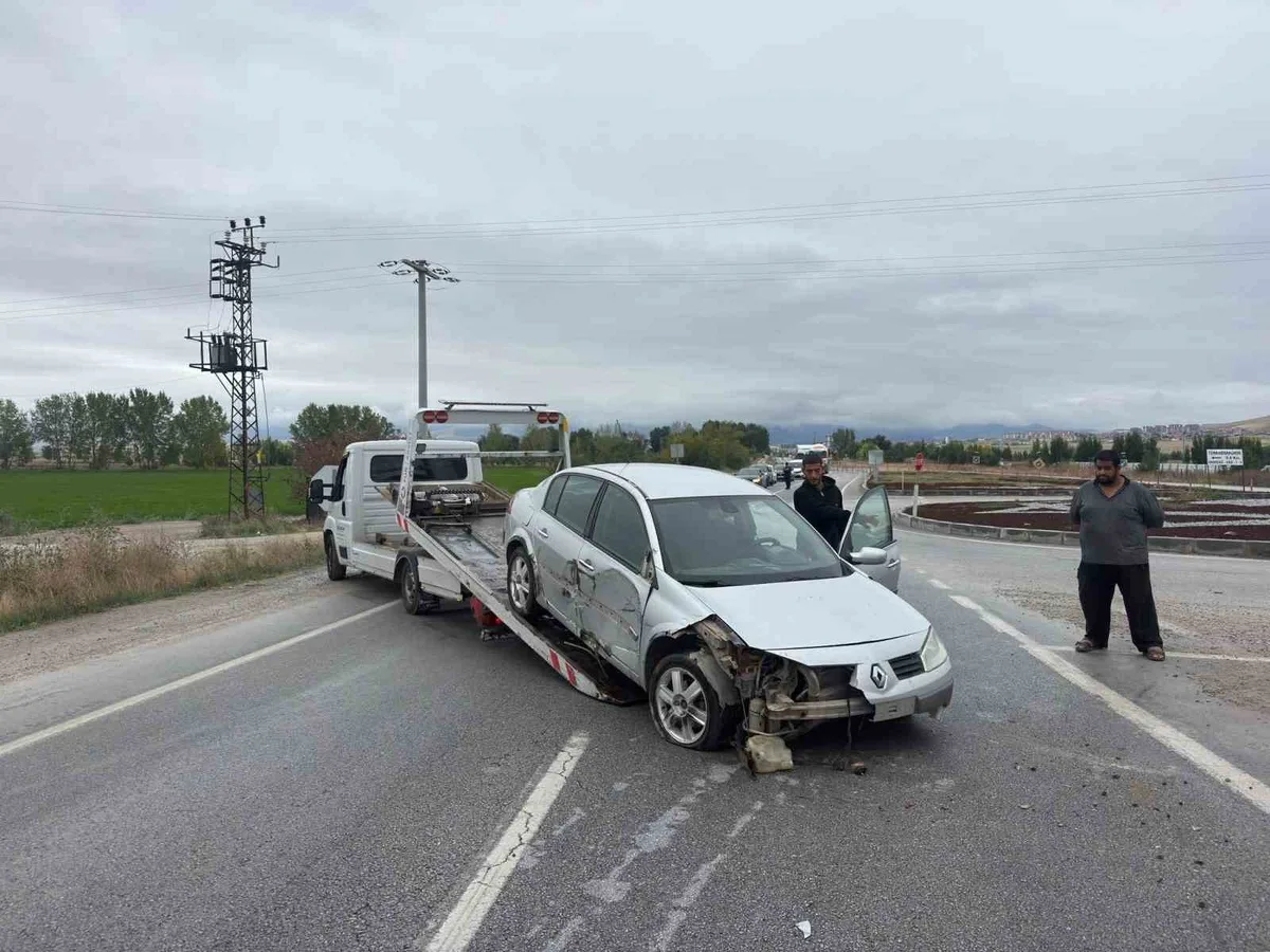 Afyonkarahisar Emirdağ'da refüje giren otomobilin sürücüsü hafif yaralandı