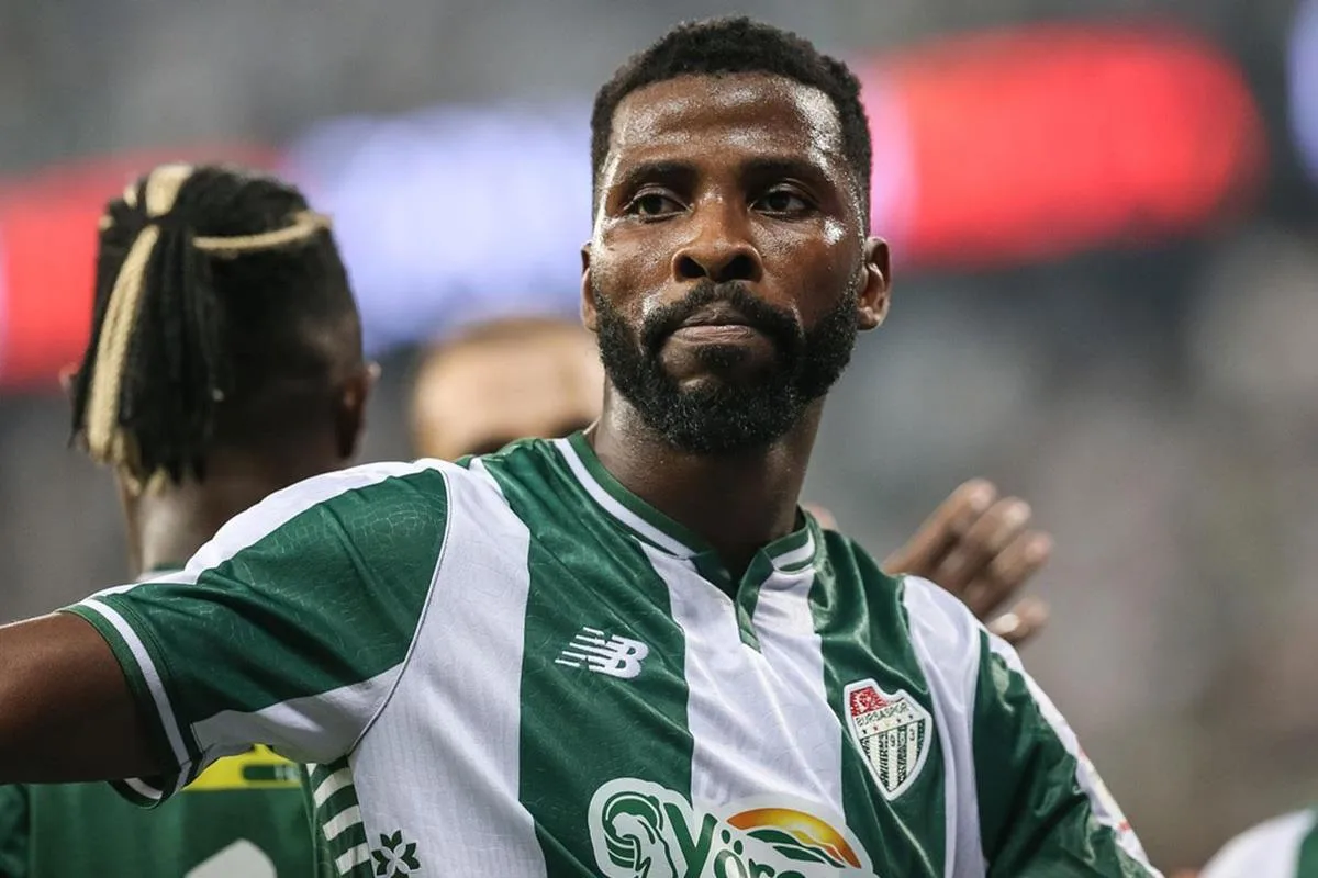 Kelechi Iheanacho kimdir? Metin Oktay'ın rekorunu geçen Bursasporlu golcü kaç yaşında, hangi takımlarda oynadı?