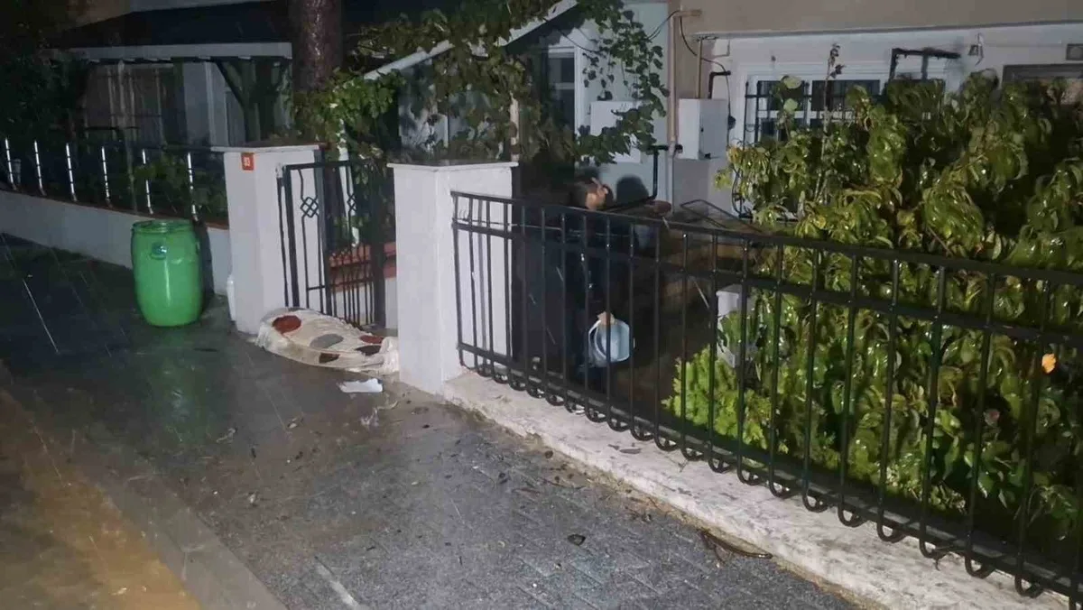 Beykoz'da yağış nedeniyle evlerin giriş katını su bastı, elektrik kesintisi yaşandı