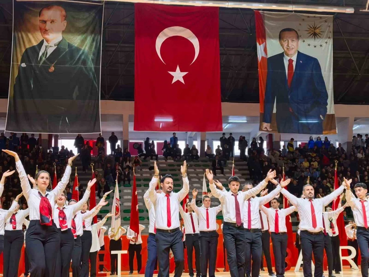 İnegöl'de 29 Ekim'de 103 öğretmenin 7 yöreye ait folklor gösterisi beğeni topladı