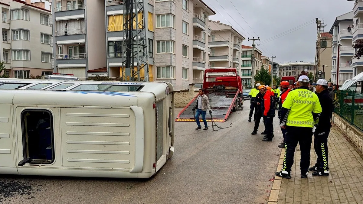 Afyonkarahisar'da iki minibüs çarpıştı, biri devrildi; 16 yaralıdan çoğu öğrenciydi