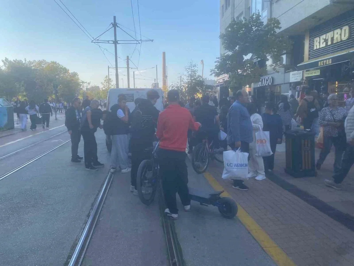 Eskişehir'de scooter ile otomobil çarpıştı, scooter sürücüsünün durumu iyi