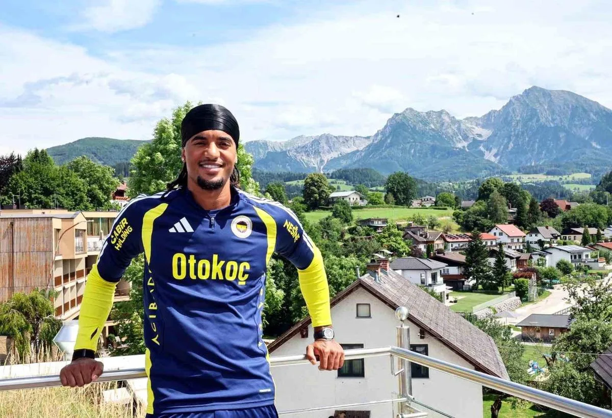 Archie Brown kimdir? Derbi sonrası kırmızı kart gören Fenerbahçeli sol bek kaç yaşında?