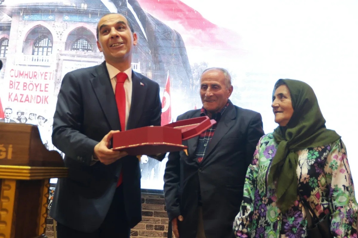 Iğdır Valiliği, bayrakla pedal çeviren 68 yaşındaki Çiftçi'yi resepsiyonda ağırladı