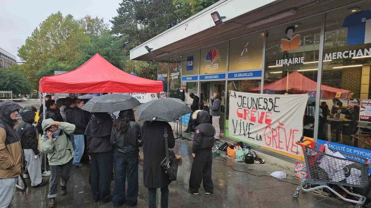ULB öğrencileri yüzde 43'lük harç artışına karşı kampüs girişlerini barikatla kapattı