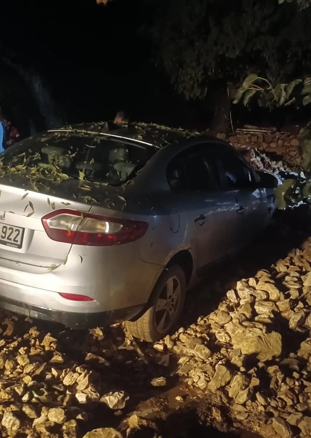 Adıyaman Tut'ta sel ve heyelan Akçatepe'de park halindeki otomobili hasara uğrattı