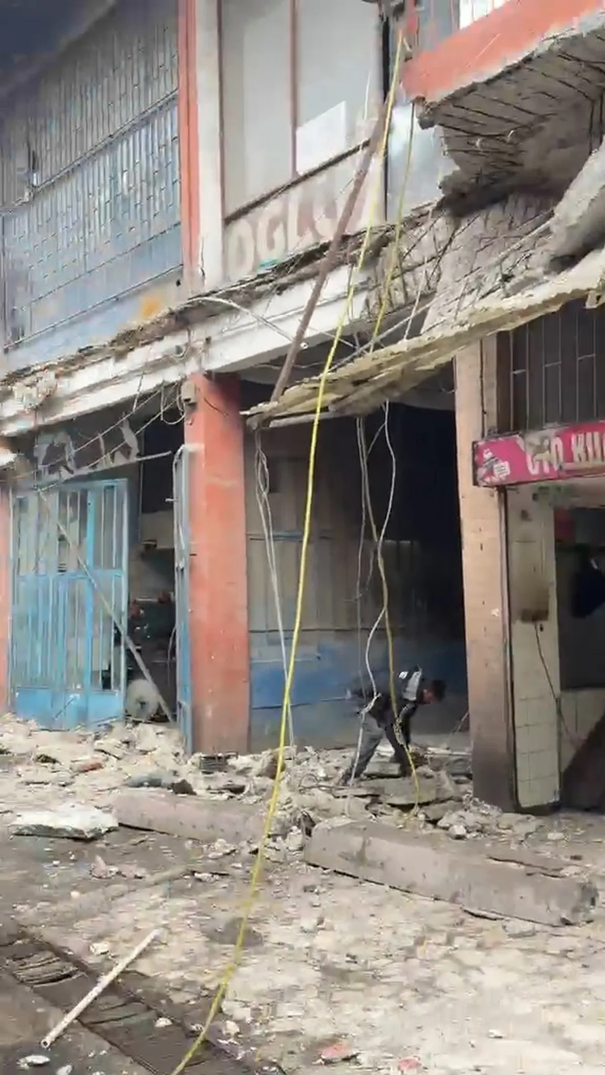 Ümraniye'de sanayi sitesindeki iş yerinin balkonu çöktü, 3 işçi yaralandı