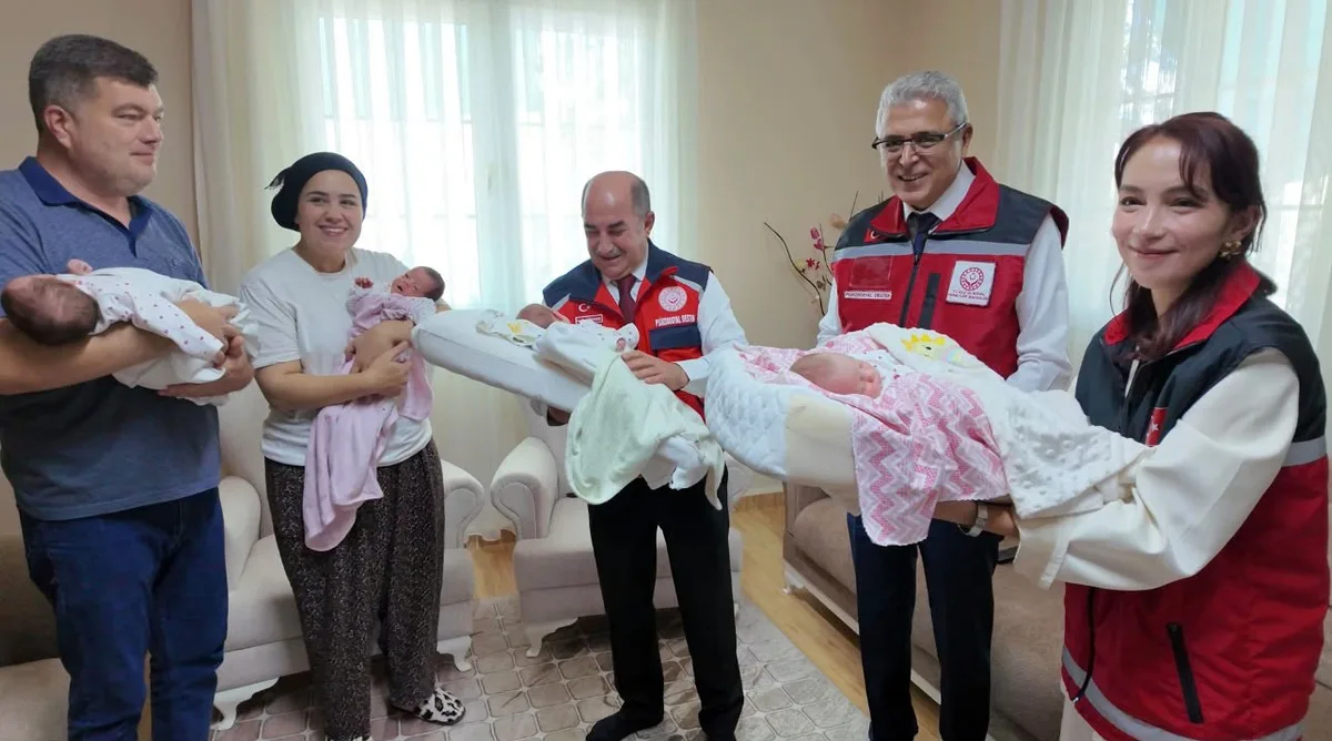 Aile Bakanı Göktaş, Kaş'ta dördüz bebekleri olan çifti görüntülü tebrik etti.