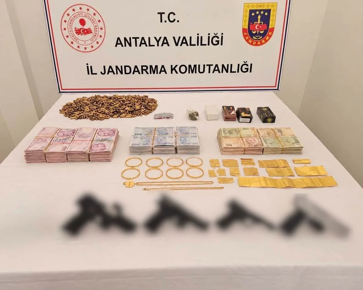 Antalya Kepez'de jandarma operasyonunda 4 ruhsatsız tabanca ele geçirildi