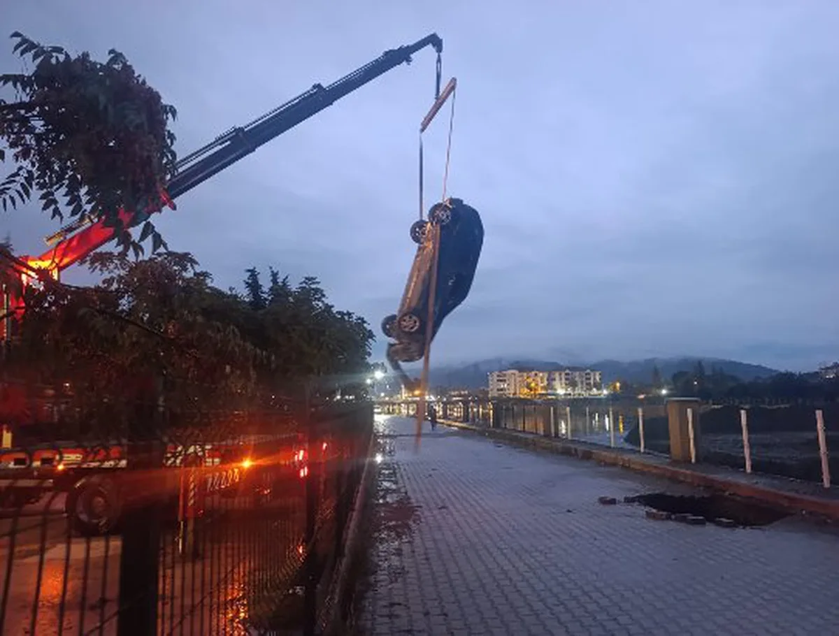 Çorum Osmancık'ta Kızılırmak sahil yolunda otomobil çukura düştü, sürücü yara almadı