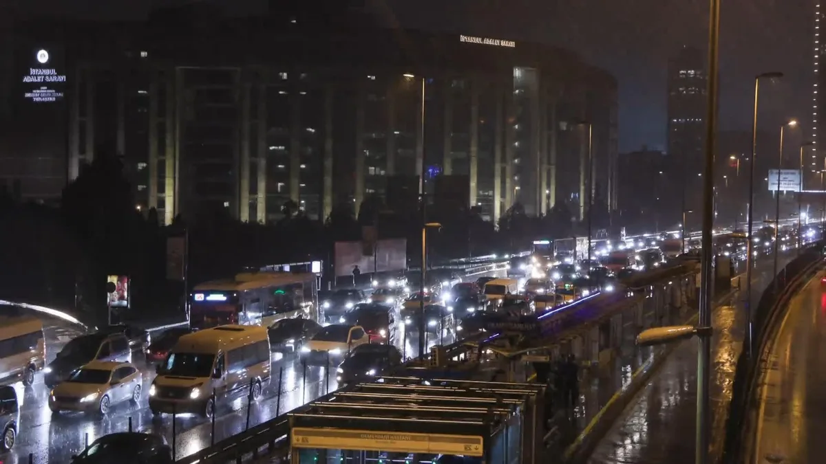 İstanbul'da sağanak sonrası oluşan trafik yoğunluğu gece geç saatlere kadar sürdü