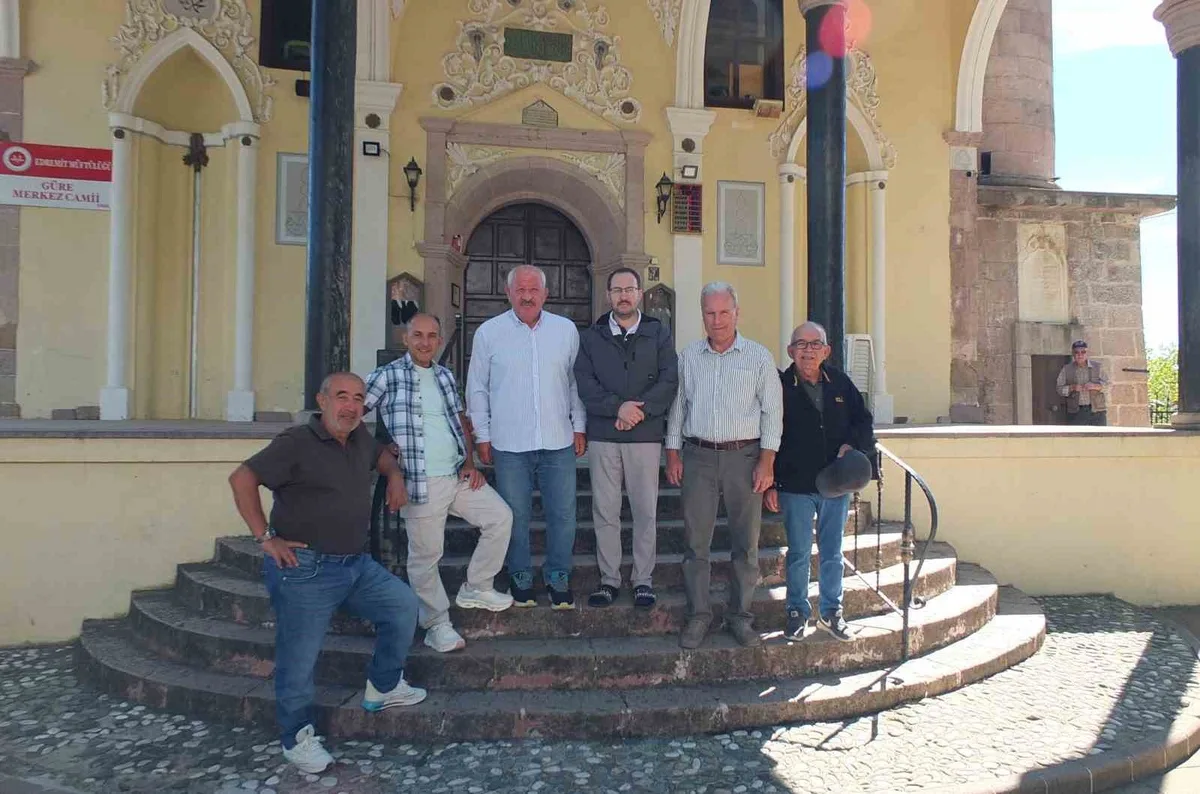 Edremit Güre'de 1880 yılında yaptırılan tarihi Merkez Camii ziyaretçi ilgisi görüyor