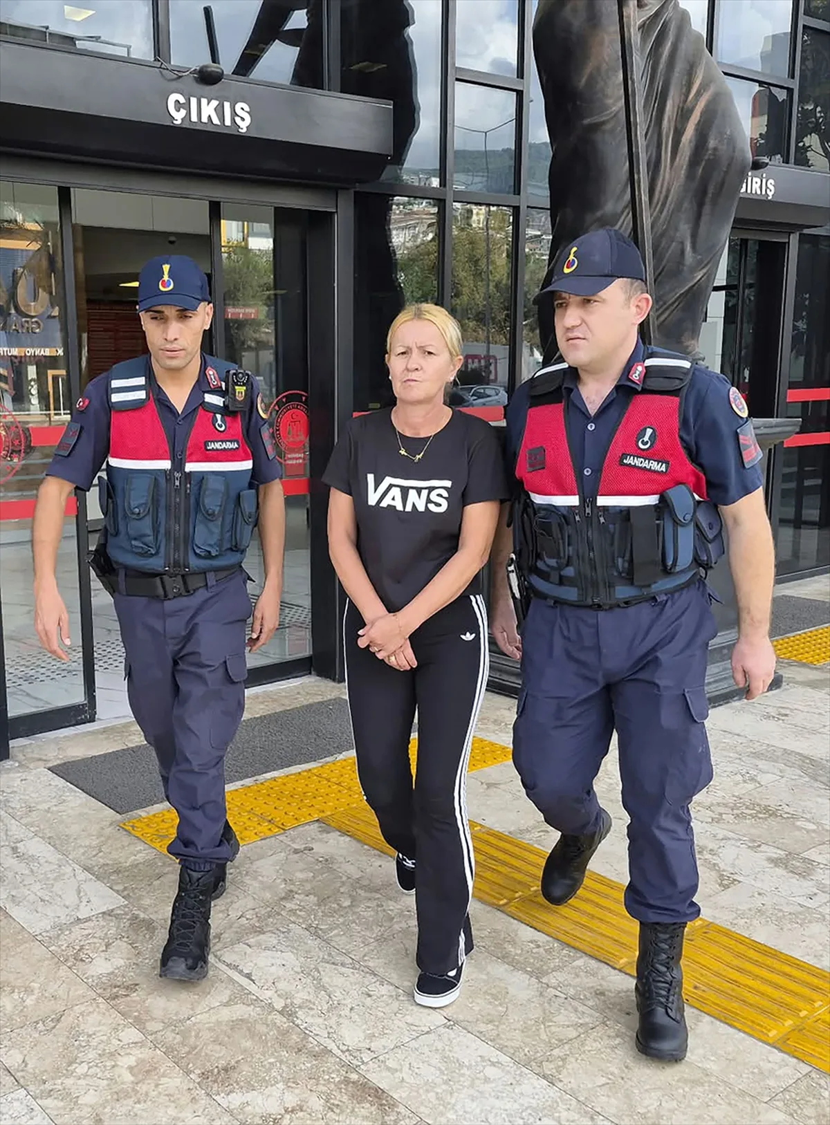 Alanya'da düştüğü iddia edilen Polonyalı turist 5 gün sonra öldü, eşi tutuklandı