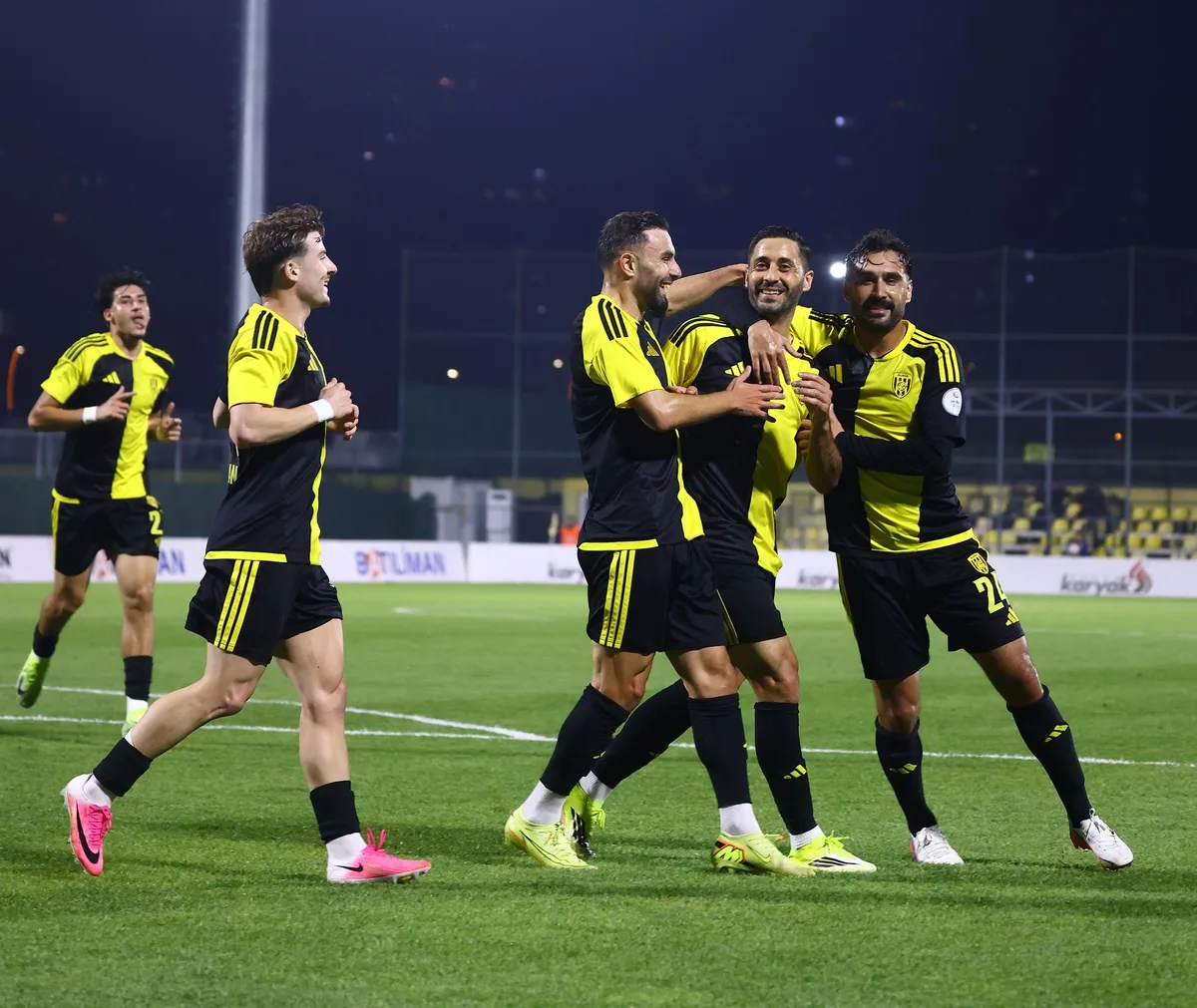 Aliağa FK, 68 Aksaray Belediyespor'u 2-1 yenip 5'inci galibiyetle zirveye oturdu