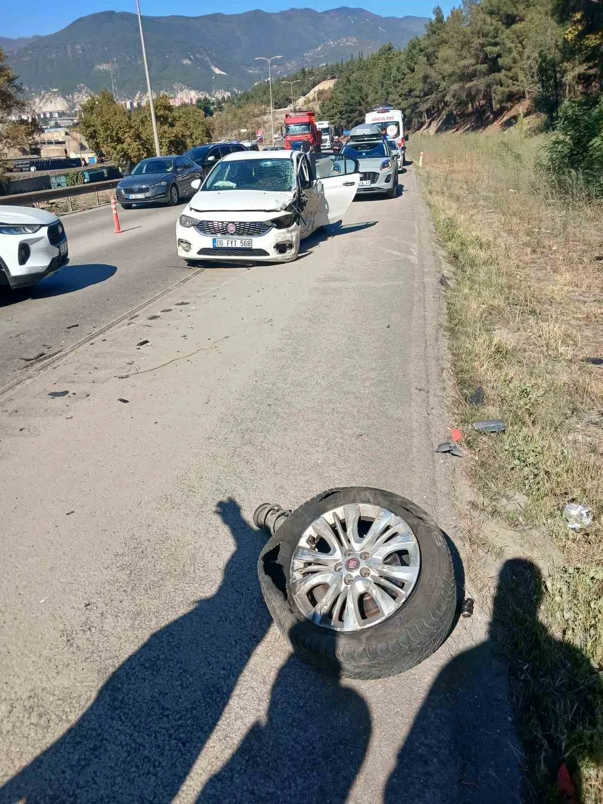 Karabük'te karşı şeride geçen otomobil tıra çarptı, 1 kişi yaralandı