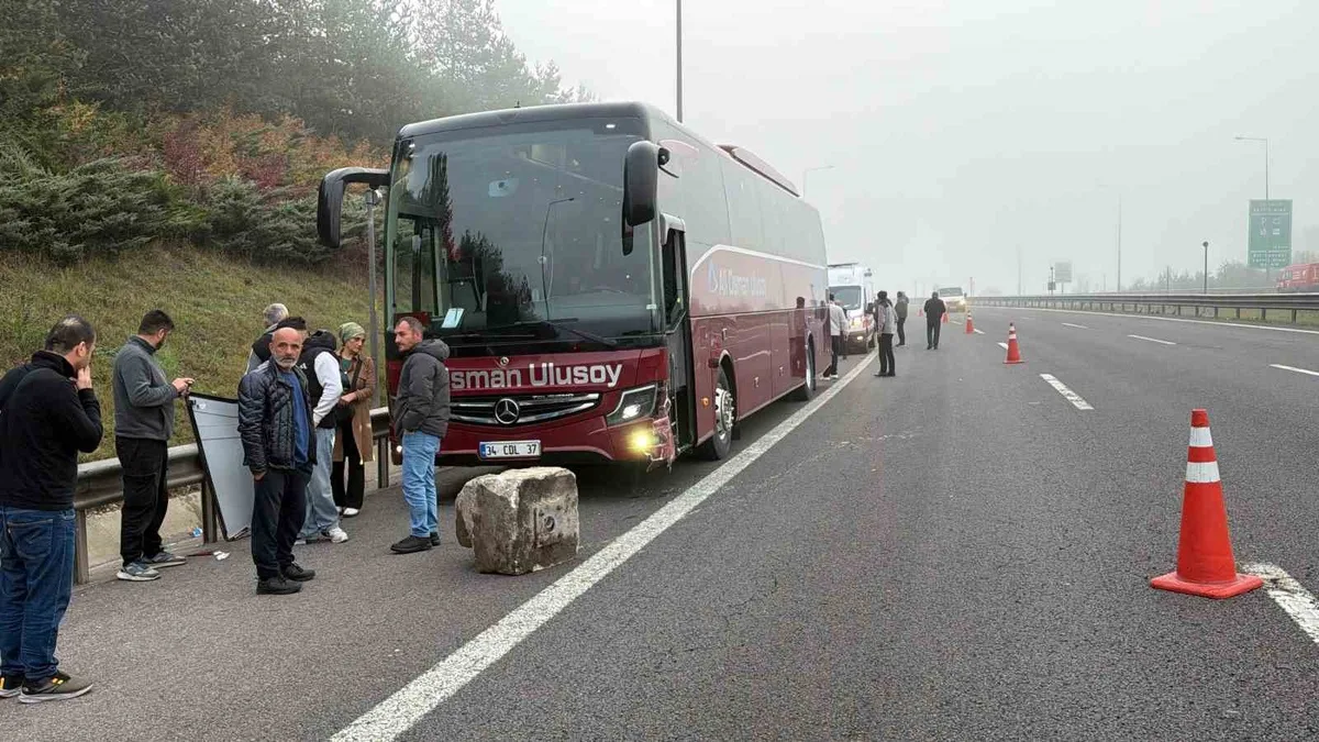 TEM Otoyolu Bolu geçişinde kamyonet refüje çarptı, 2 kişi yaralandı