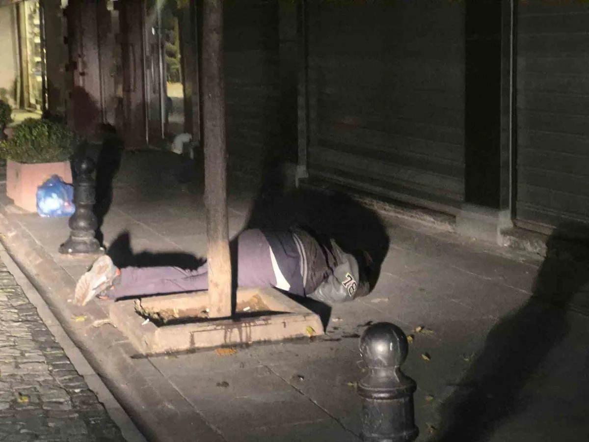 Eskişehir'de alkollü olduğu belirtilen şahıs sokakta iki kez baygınlık geçirdi