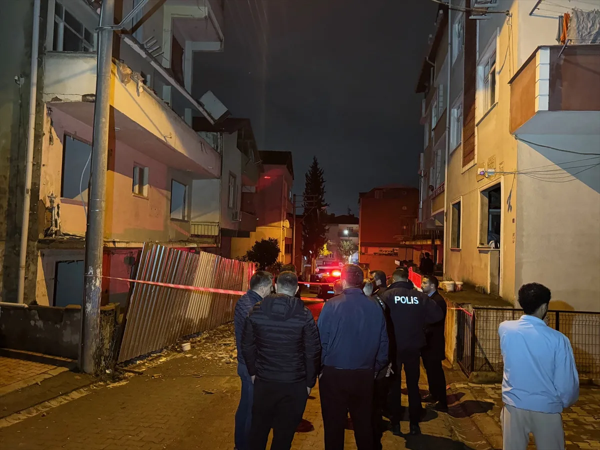 Kocaeli Darıca'da metruk binanın 3. katındaki balkon yıkıldı, iki kişi tahliye edildi