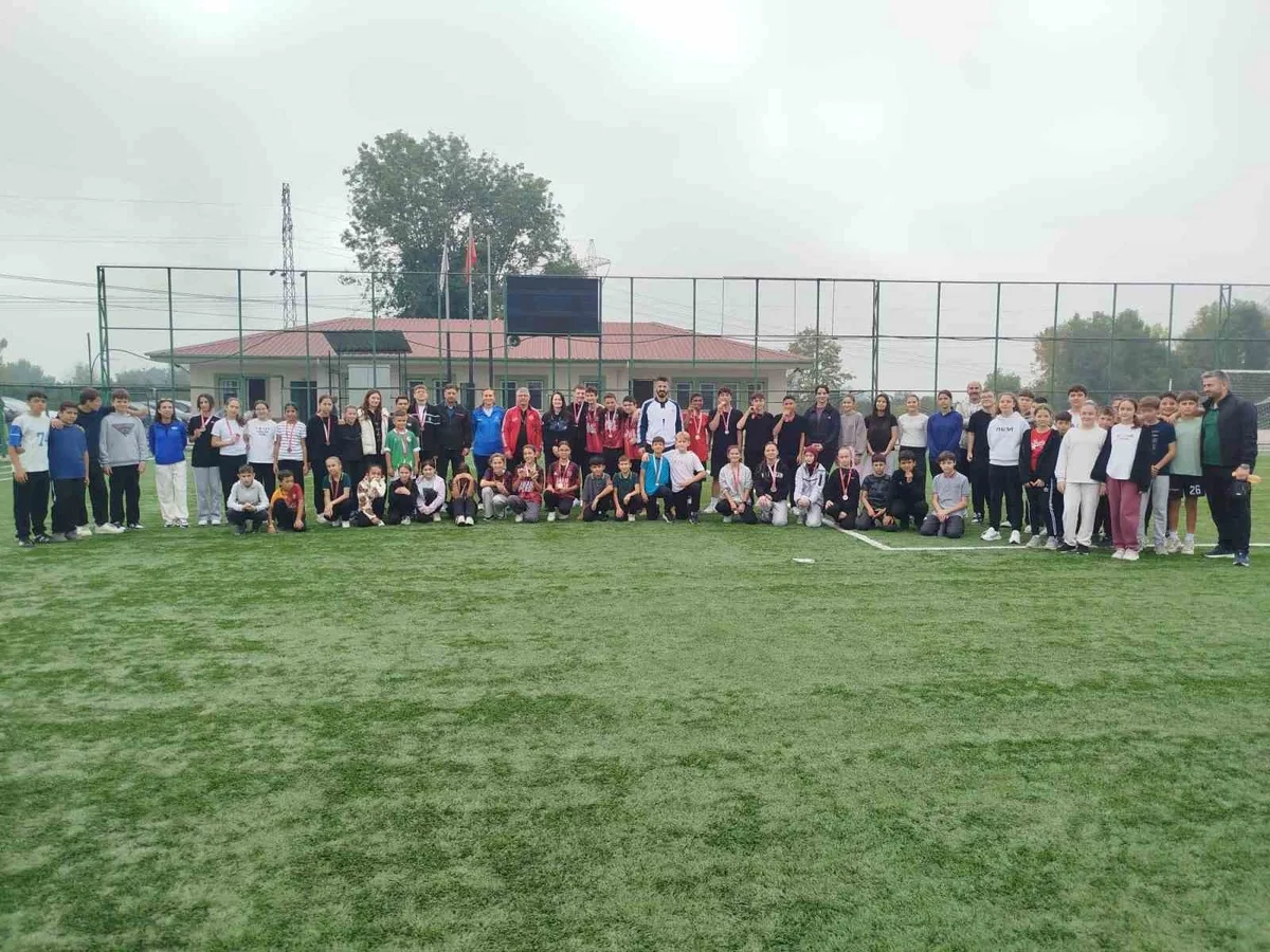 Düzce Çilimli'de Amatör Spor Haftası kapsamında atletizm turnuvası düzenlendi