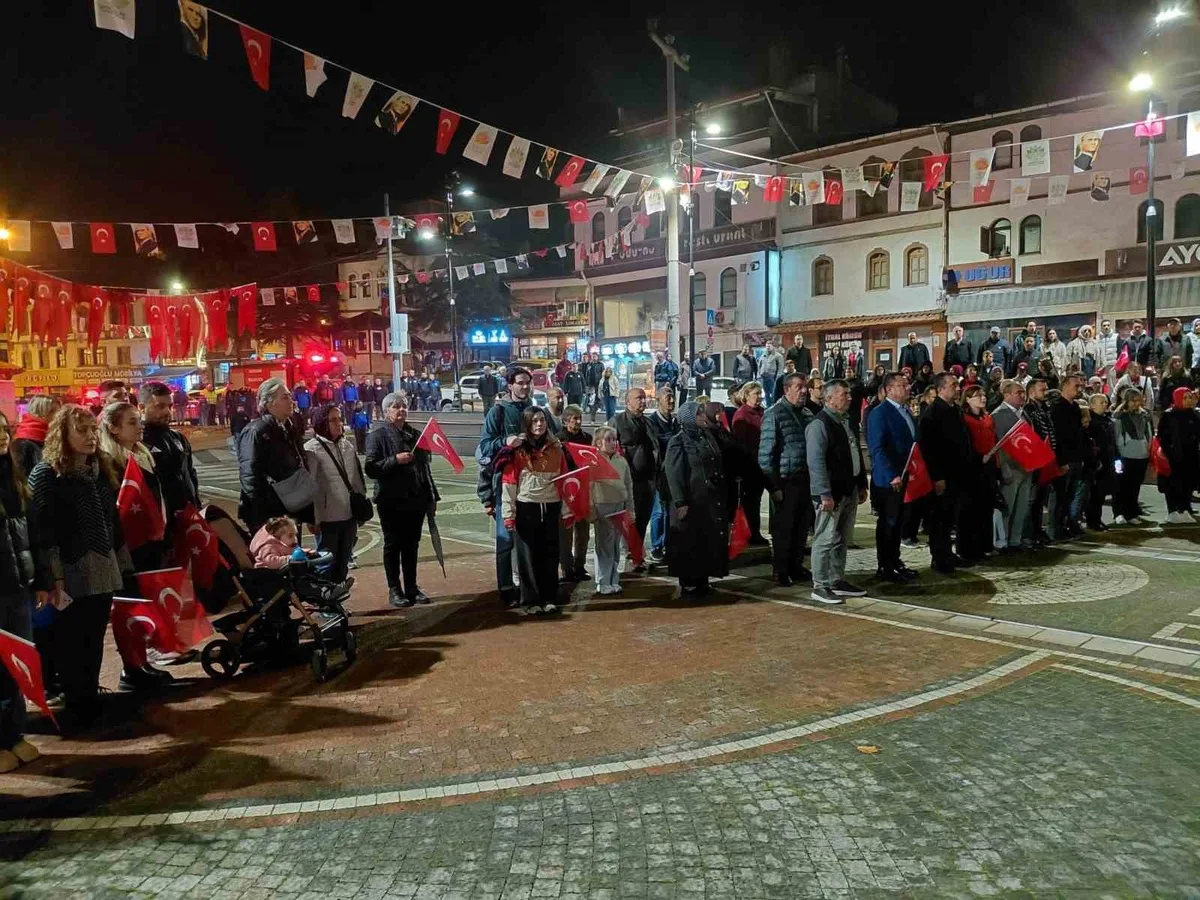 Bolu Mudurnu'da fener alayı yoğun katılımla Cumhuriyet coşkusunu yaşattı
