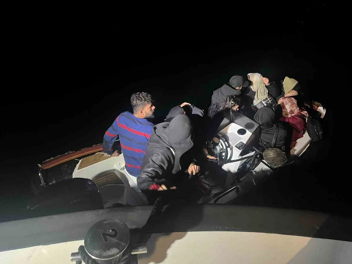 Aydın Didim'de lastik bottaki 2'si çocuk 10 düzensiz göçmen yakalandı