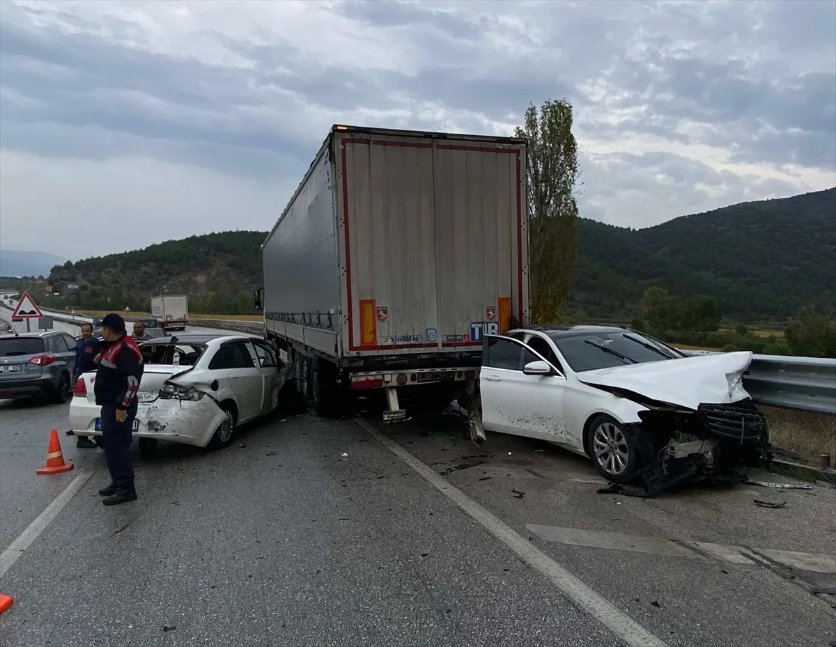 Çorum Kargı'da 2 otomobil ile tırın karıştığı kazada 2 kişi yaralandı