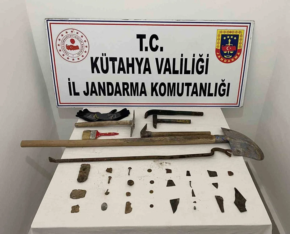 Kütahya Tavşanlı'da operasyonda 28 obje, 4 sikke ve 12 kazı malzemesi ele geçirildi