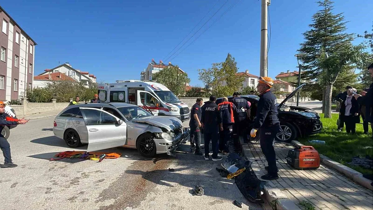 Karaman'da cip ile otomobilin çarpıştığı kazada 3 kişi yaralandı