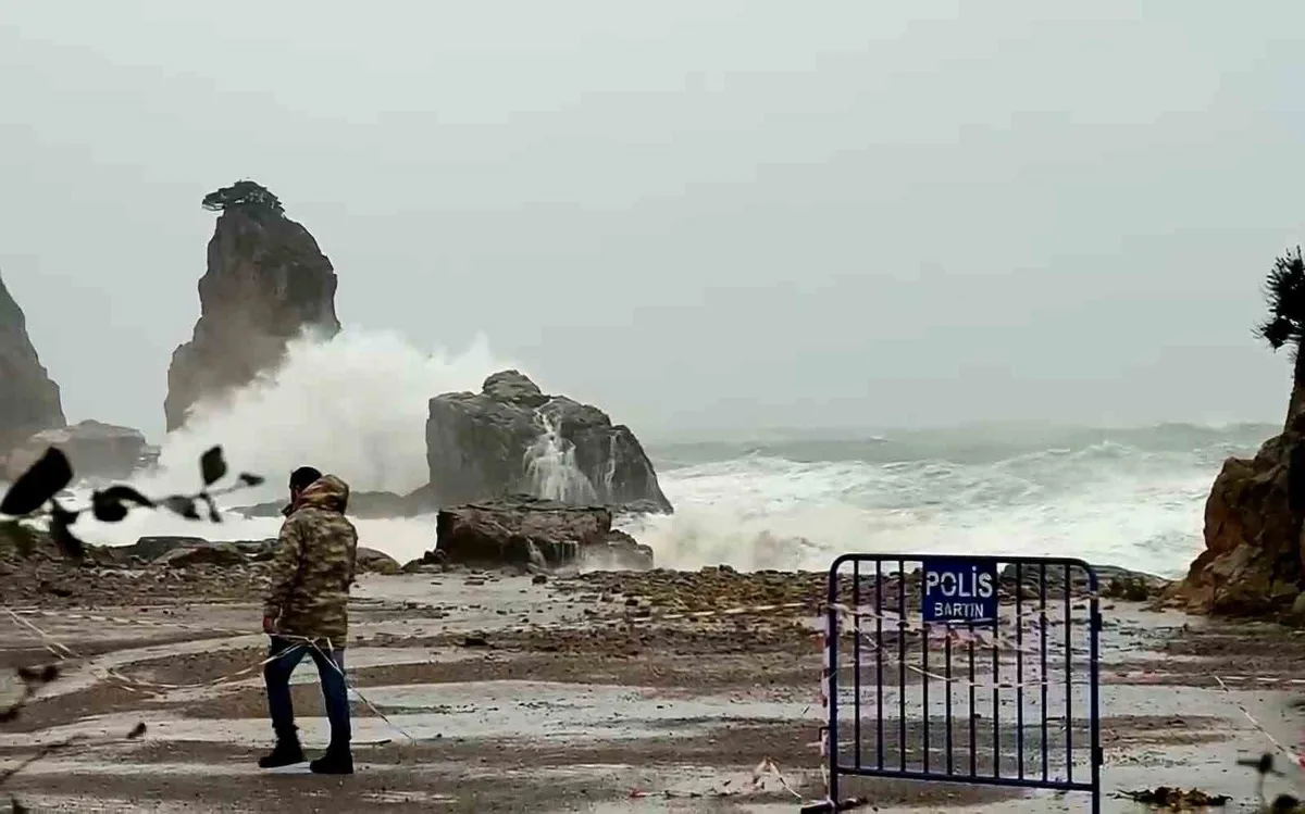 Amasra'da fırtınada dalga boyu 10 metreyi aşınca Küçük Liman otoparkı suyla doldu