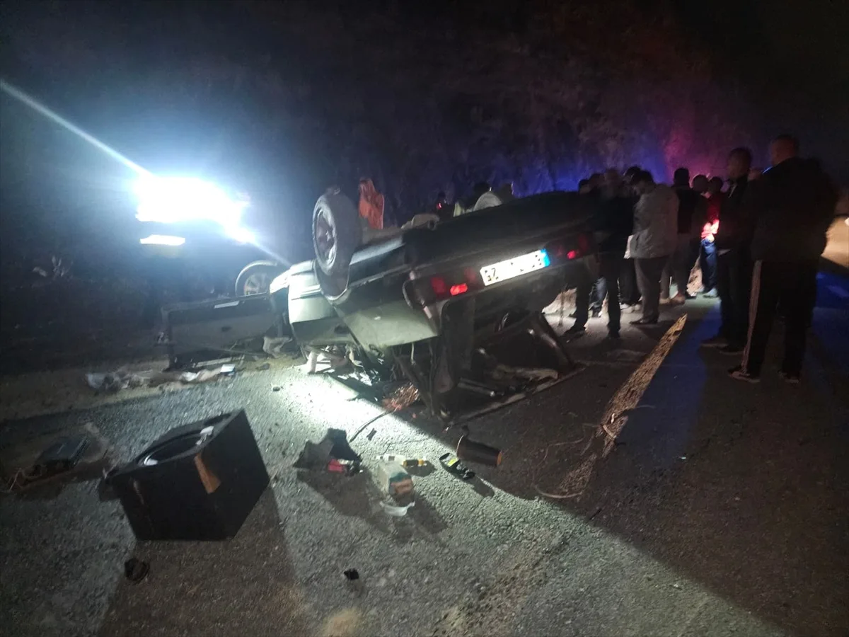 Düzce Yığılca'da devrilen otomobilde sıkışan 2 yaralı hastaneye kaldırıldı