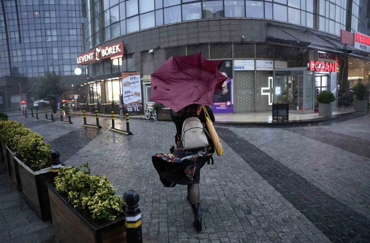 İstanbul Bahçelievler'de yağış ve fırtına vatandaşları zorladı, şemsiyeler ters döndü