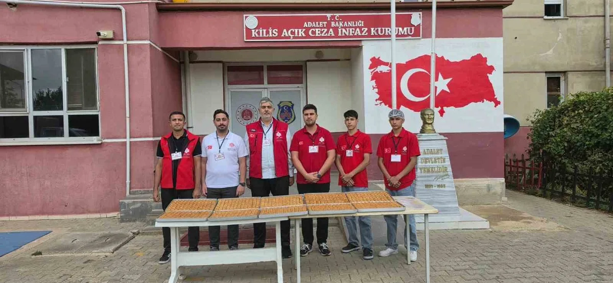 Kilis Ceza İnfaz Kurumu'nda hükümlülere 1323'te kurulan vakıftan tatlı ikram edildi