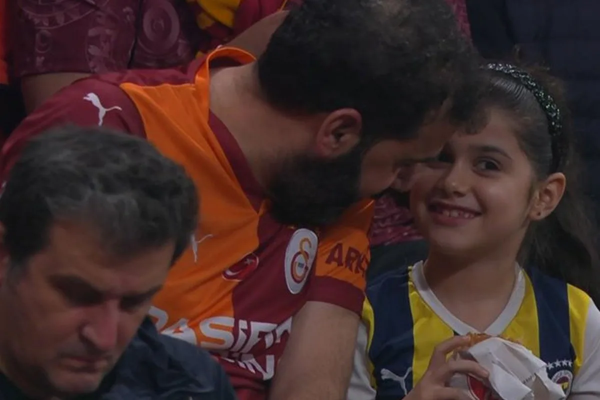 Maça damga vuran kare! Galatasaraylı baba, Fenerbahçeli kızıyla tribünde