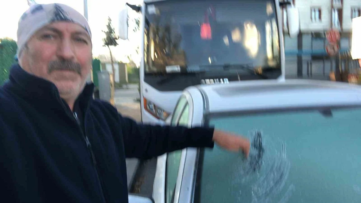 Kars'ta sıcaklık eksi 7'ye düşünce araç camları buz tuttu, sürücüler buzları kazıdı