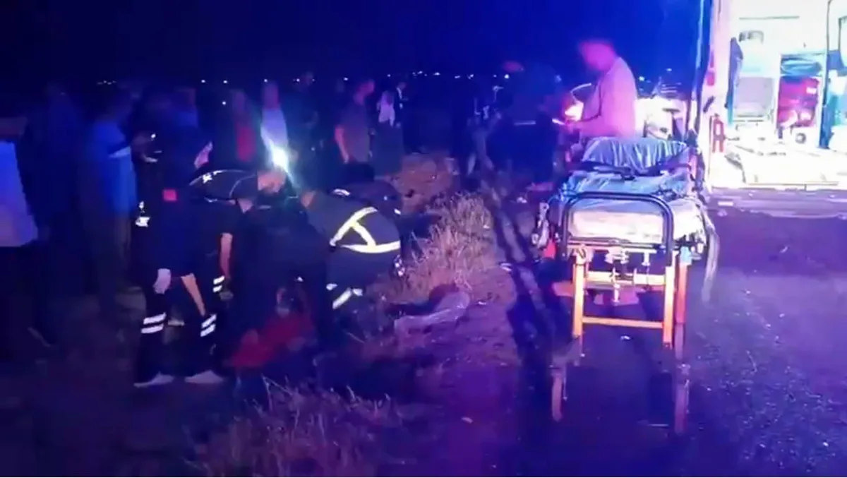 Mardin Kızıltepe'de otomobil ile motosiklet çarpıştı, 1'i ağır 2 kişi yaralandı