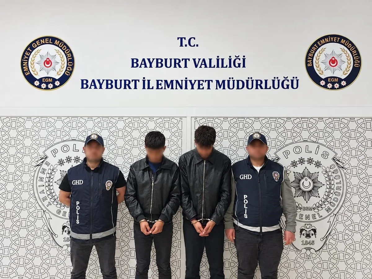 Bayburt'ta göçmen kaçakçılığı operasyonunda 5 şüpheli yakalandı, biri tutuklandı