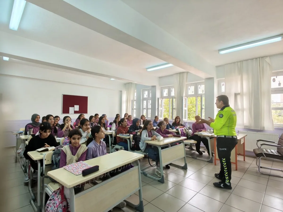 Kahta'da jandarma ve emniyet ekipleri öğrencilere trafik güvenliği eğitimi verdi