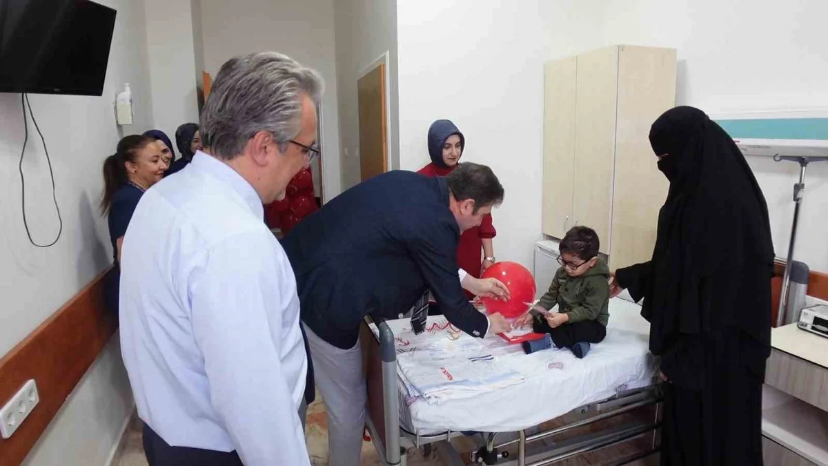 Fırat Üniversitesi Hastanesi yönetimi, 29 Ekim'de minik hastalara hediye takdim etti