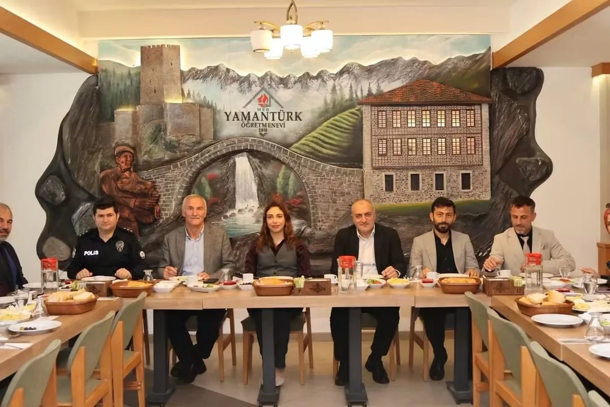 Çamlıhemşin'de Muhtarlar Günü kahvaltısına Kaymakam Çiçek ve Başkan Altun katıldı