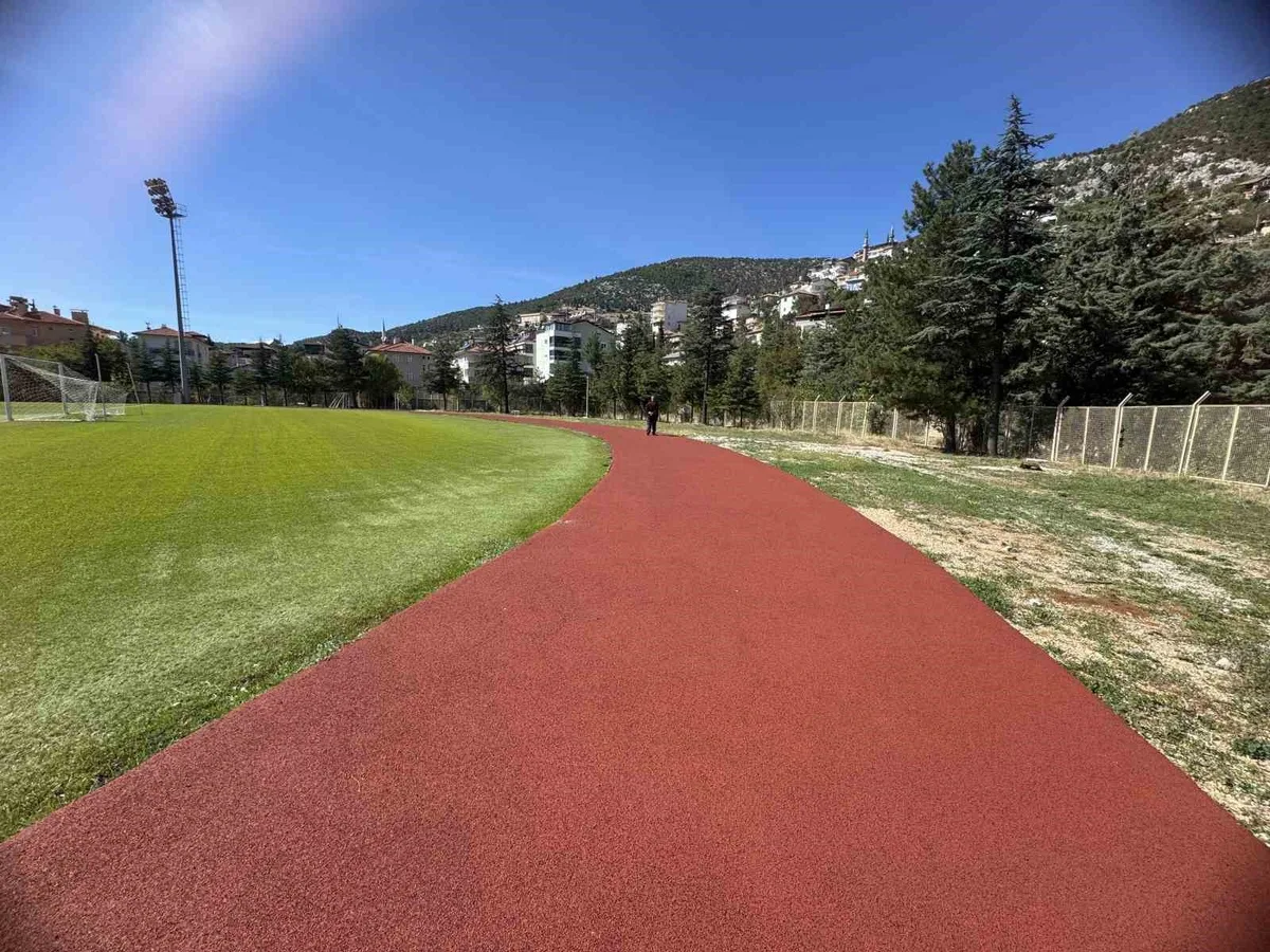 Akseki Atatürk Stadı'ndaki koşu parkuru ilk kez tartan piste dönüştürülüyor