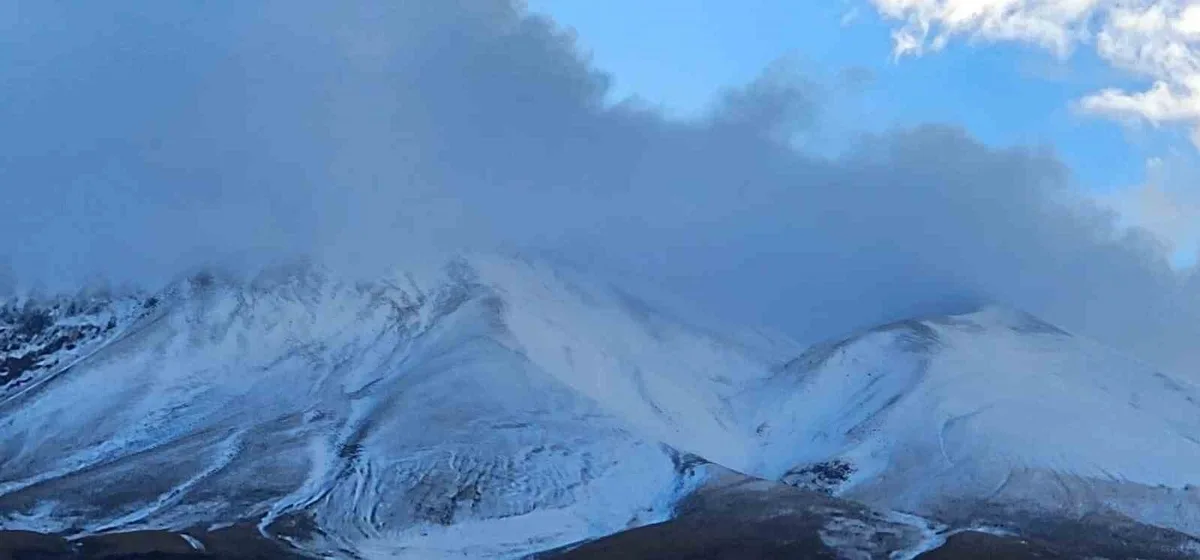 Bitlis Adilcevaz'da Süphan Dağı zirvesi mevsimin ilk karıyla beyaza büründü