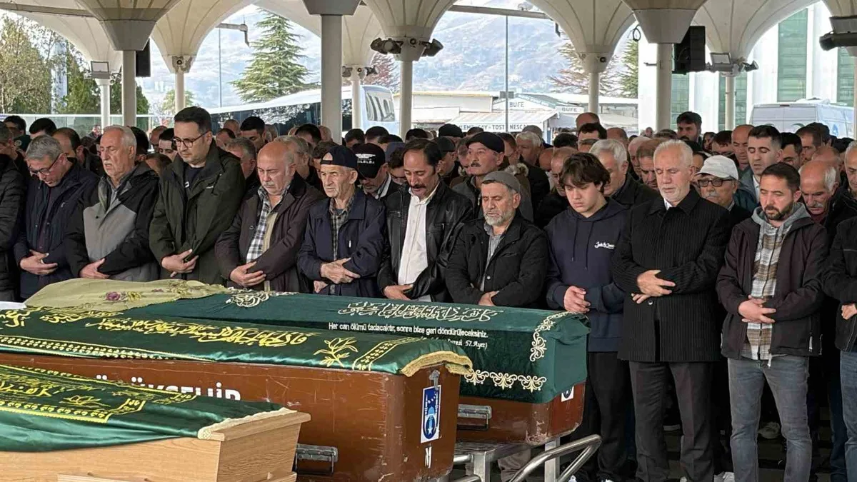Ankara'da eski eşinin saldırısında öldürülen kadın Karşıyaka'da toprağa verildi