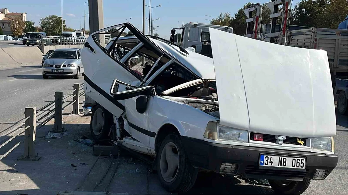 Konya Karatay'da refüje çarpan otomobil hurdaya döndü, 4 kişi yaralandı