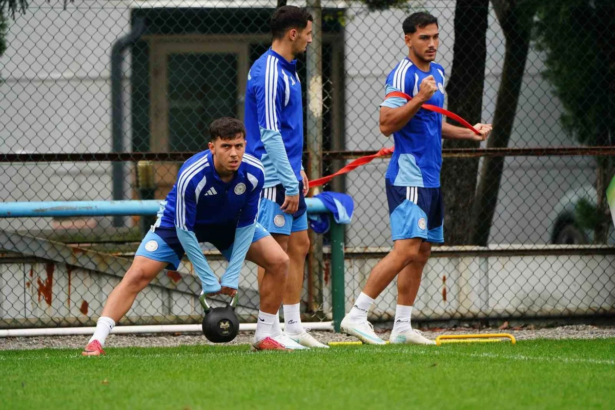 Çaykur Rizespor, Trabzonspor maçı hazırlıklarına Recep Uçar yönetiminde başladı