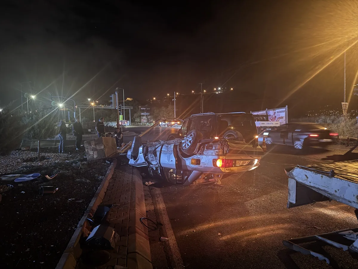 Kayseri Melikgazi'de otomobil karşı şeride geçip panelvana çarptı, 2 kişi yaralandı